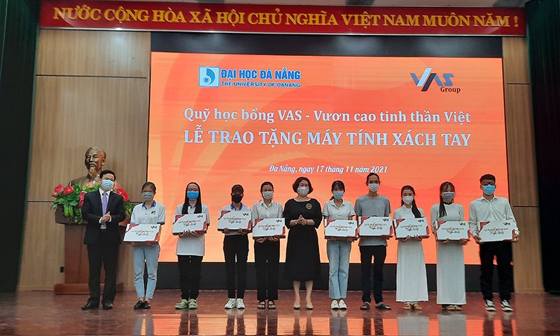 Quỹ Học bổng VAS trao tặng 170 máy tính cho Sinh viên nghèo hiếu học